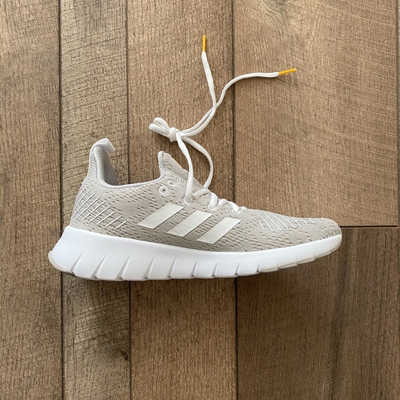 NWOB Adidas Ozweego Size 8 NWT NWOB Adidas Ozweego Size 8 NWT